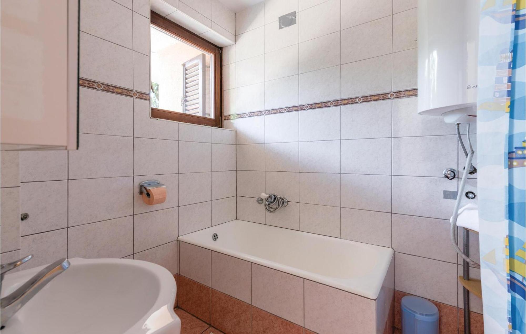 Awesome Apartment In Njivice With Kitchen Екстериор снимка